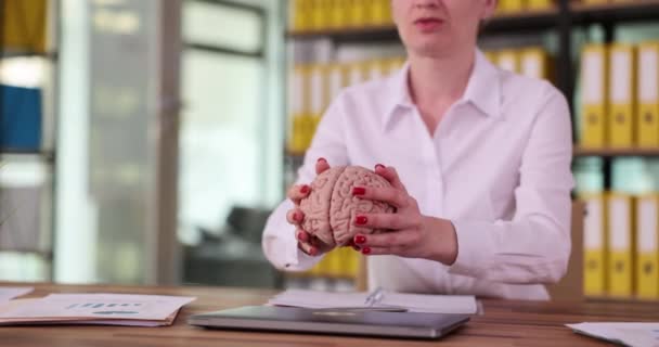 Διευθύντρια Βάζει Ανατομία Εγκεφάλου Στο Λάπτοπ Τεχνητή Νοημοσύνη Και Επιστήμη — Αρχείο Βίντεο