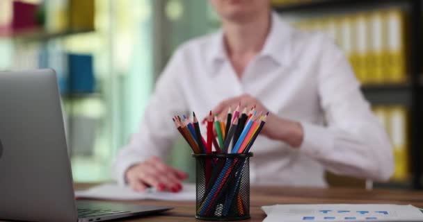 Müdür Işyerinde Renkli Kalemle Çalışıyor Kadını Işyerinde Notlar Yazıyor — Stok video