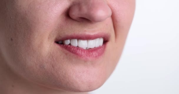 Женщина Чистит Зубы Межзубной Щеткой Уход Шпоном Гигиена Полости Рта — стоковое видео
