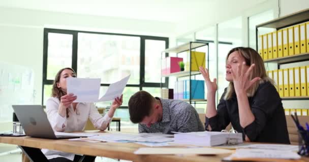 Geschäftsteam Trifft Sich Büro Und Löst Das Problem Teamwork Und — Stockvideo