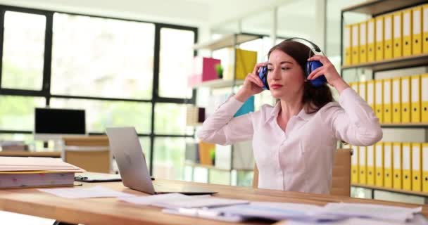 Bizneswoman Siedzi Przy Stole Słuchawkach Słucha Muzyki Pracuje Biurze Menadżer — Wideo stockowe