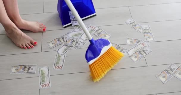 家庭主妇用扫帚扫地 用蓝色的垃圾箱清理纸钞 金融危机和经济违约的概念 — 图库视频影像