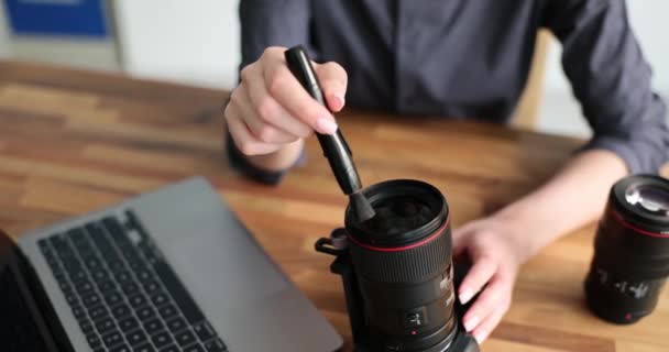 Γυναίκα Καθαρίζει Φακό Κάμερα Ειδικό Πινέλο Closeup Περίθαλψη Της Οπτικής — Αρχείο Βίντεο