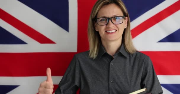 Vacker Ung Kvinna Visar Tummen Upp Mot Bakgrund Brittisk Flagga — Stockvideo