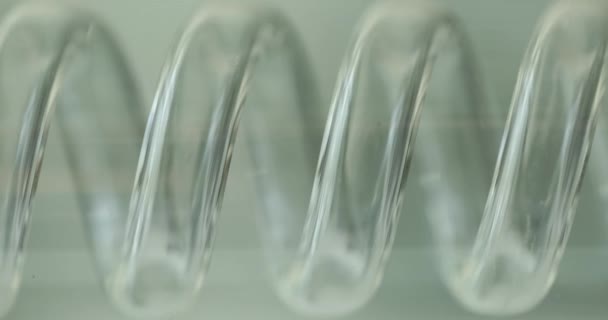 Beyaz Arka Planda Cam Kimya Laboratuvarı Ekipmanları Sarmalı Tıbbi Deneyler — Stok video