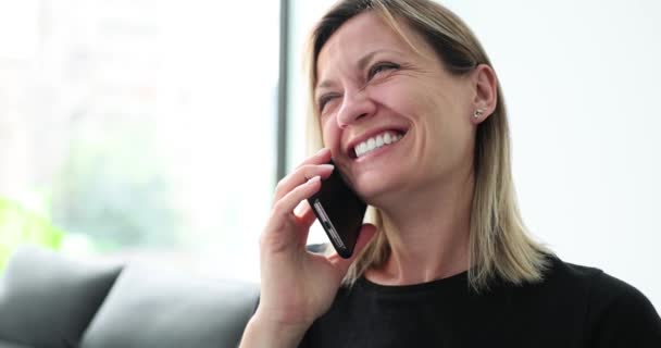 女人在家里用电话交谈 积极的情绪和与朋友的笑声对话 — 图库视频影像