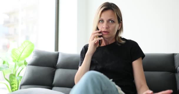 Tankeväckande Spänd Ung Kvinna Talar Telefon Och Tittar Uppmärksamt Kameran — Stockvideo