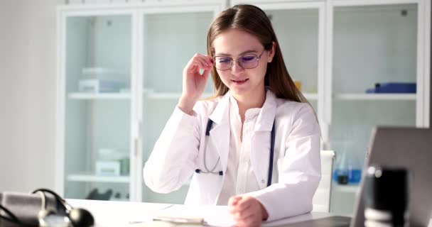 Zmęczony Lekarz Zdejmuje Okulary Miejscu Pracy Klinice Przepracowanie Nadgodziny Lekarzy — Wideo stockowe