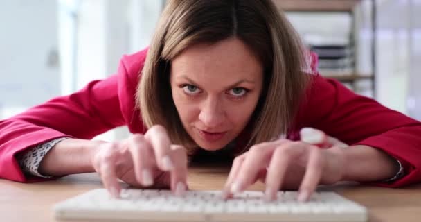 好斗的女人在办公室的电脑键盘上打字 恼怒的管理员在键盘上打字 — 图库视频影像