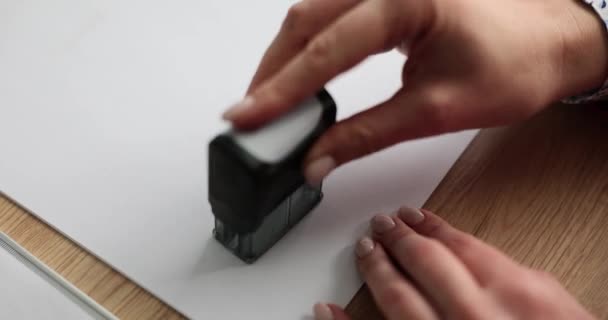 Primo Piano Timbratura Mano Annullata Foglio Carta Con Scatola Inchiostro — Video Stock