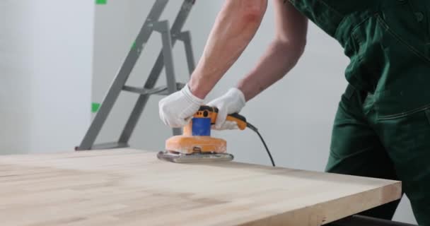 Uomo Tiene Levigatrice Nastro Sul Pavimento Legno Superficie Levigante Tavolo — Video Stock
