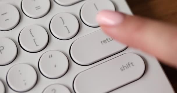 白色返回或输入键按下 人们按下计算机键盘上的后退按钮 — 图库视频影像