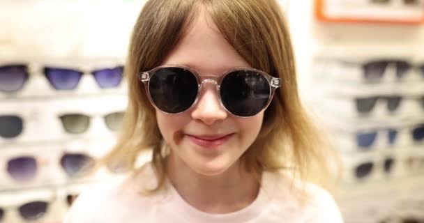Pequeño Cliente Una Tienda Gafas Chica Elige Gafas Sol Retrato — Vídeos de Stock
