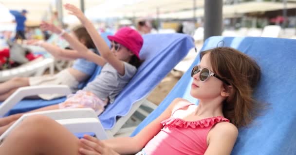 Kız Çocuk Mayo Giyip Yaz Günü Güneşleniyorlar Çocuklar Dinlenir Dinlenir — Stok video