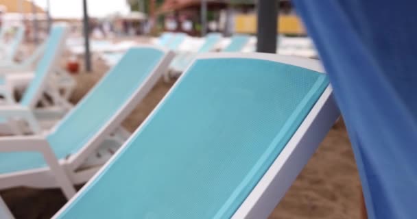 Las Manos Mujer Ponen Toalla Azul Tumbona Piscina Cómodas Vacaciones — Vídeos de Stock