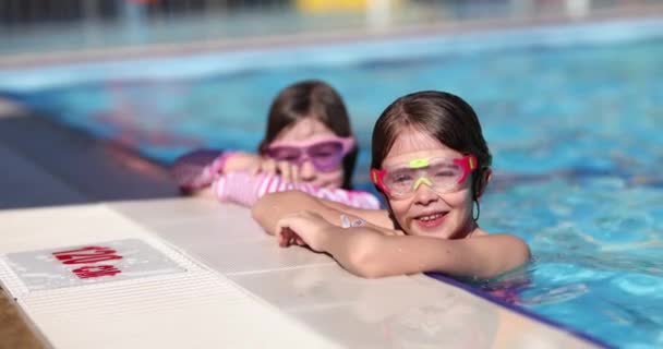 Δύο Ευτυχισμένες Αδερφές Στην Πισίνα Έξω Παιδιά Χαλαρώνουν Στην Πισίνα — Αρχείο Βίντεο