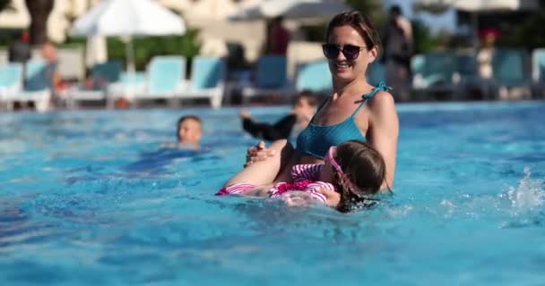 孩子们快乐 妈妈和女儿在游泳池里 教孩子在水里游泳的妇女 — 图库视频影像