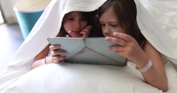 Két Kislány Takaró Alatt Digitális Táblagéppel Gyermekkori Álom Online Videojáték — Stock videók