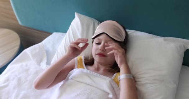可爱的婴儿戴上睡眠面具 睡在床上 健康睡眠和放松的概念 — 图库视频影像