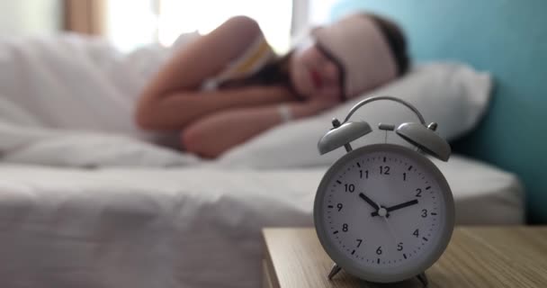 Годинник Тривоги Годин Столі Дитячій Спальні Дитина Голосно Спить Масці — стокове відео