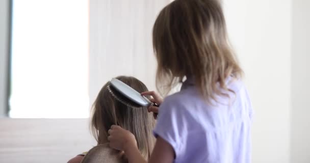 Детский Уход Волосами Прическа Игры Дети Расчесывают Волосы Младшей Сестры — стоковое видео