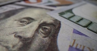 Amerikan doları olarak para yakın plan. 100 dolarlık banknotlar ve dünya ekonomisi.