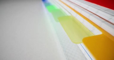 Renkli yer imlerine sahip iş belgelerinin olduğu dizin. iş defteri günlüğü