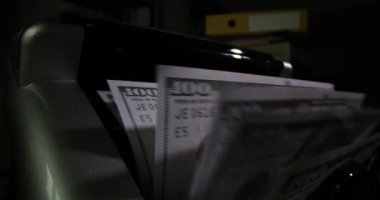 Kağıt parayı ve banka hesaplarının otomatik mekanizmasını saymak için ekipman. Para değişimi 100 USD