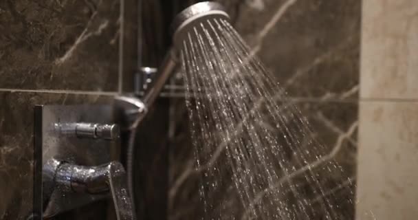 灰色のシャワーでシャワー蛇口から水を実行しています スタイリッシュなクロムタップ — ストック動画