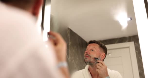 Bonitão Sério Rapa Barba Olha Espelho Regras Para Barbear Mens — Vídeo de Stock