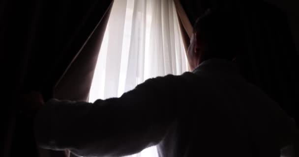 Homme Ouvre Des Rideaux Sombres Pour Regarder Vue Extérieur Début — Video