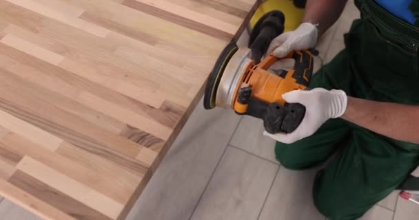 Schreiner Schleift Holz Mit Schleifpapier Zimmerei Oder Werkstatt Elektroschleifer Arbeitet — Stockvideo
