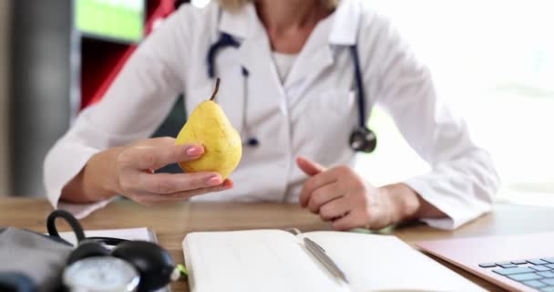 Γιατρός Διατροφολόγος Κρατώντας Κίτρινο Αχλάδι Δείχνει Τους Αντίχειρες Επάνω Ιατρική — Αρχείο Βίντεο