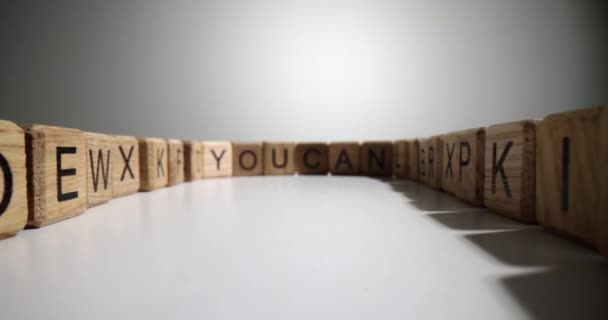 木制立方体与英文字母字母 儿童和成年人的诵读困难 — 图库视频影像