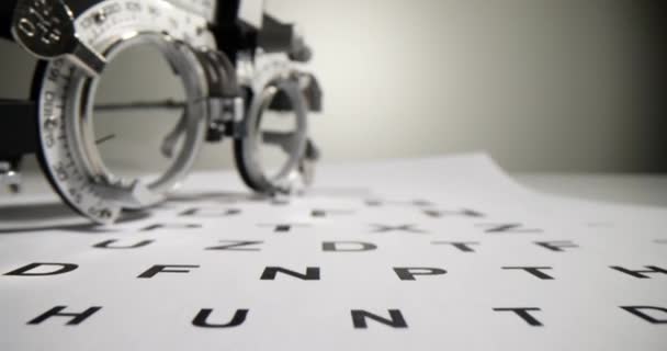 Brýle Stolem Pro Kontrolu Zraku Výběr Objektivů Test Zraku Optiky — Stock video