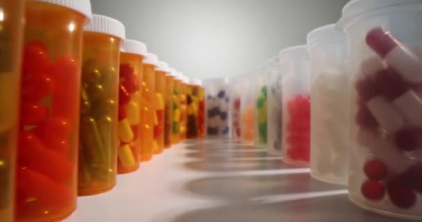 色の錠剤や瓶の中の龍で様々なビタミン ミネラルや栄養補助食品 医薬品 — ストック動画