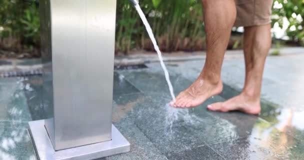 Mężczyzna Myje Nogi Piasku Pod Prysznicem Plaży Morskiej Zbliżenie — Wideo stockowe