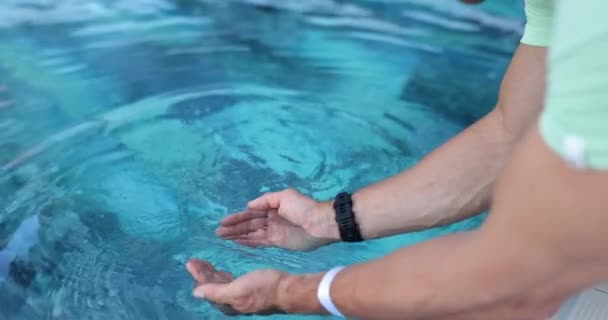 Nahaufnahme Einer Männlichen Hand Die Mit Einer Handfläche Wasser Aus — Stockvideo