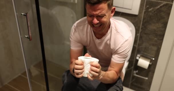 Mann Sitzt Mit Toilettenpapier Auf Toilette Und Leidet Verstopfung Typ — Stockvideo