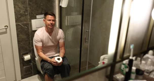 Mann Leidet Hämorrhoiden Auf Toilette Toilette Typ Mit Durchfallproblemen Bauchschmerzen — Stockvideo