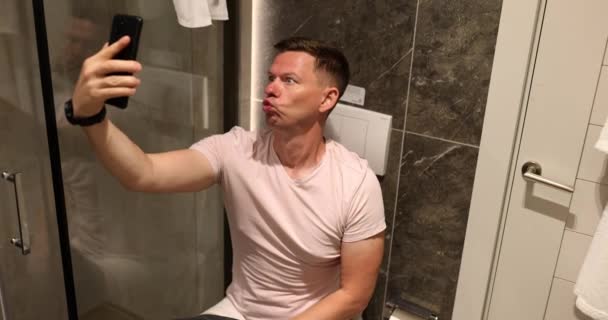 남자는 농담을 질책하고 화장실을 스마트폰으로 화장실에서 농담을 — 비디오
