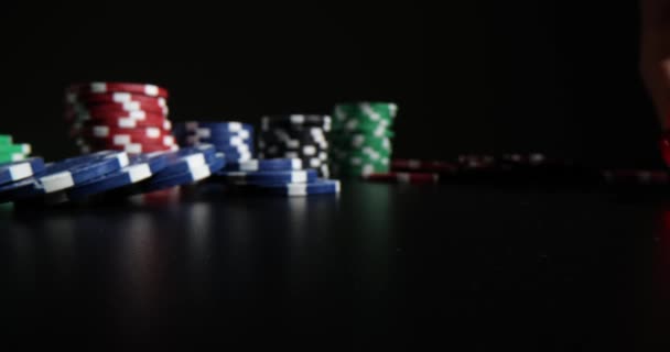 Rollende Rote Würfel Auf Schwarzem Casino Tisch Mit Chips Glücksspiel — Stockvideo