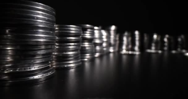 Hromada Stříbrných Mincí Černém Pozadí Černá Ekonomika Měnová Inflace — Stock video