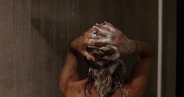Islak Saçlı Çıplak Bir Bayanın Evde Duş Alması Kafa Derisi — Stok video