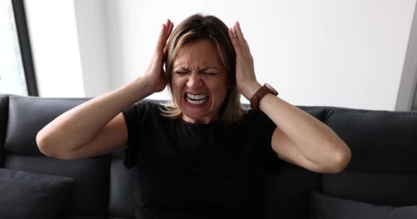 Ung Kvinde Argumenterer Skriger Vredt Reagerer Depression Hysterisk Vred Ung – Stock-video