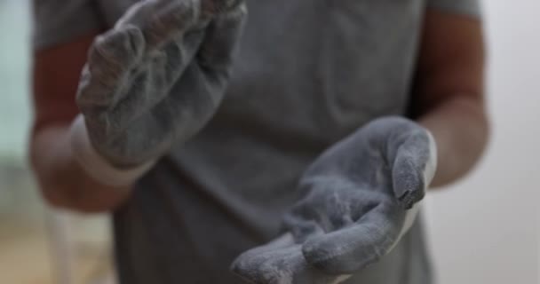 Travailleur Construction Époussette Les Gants Sur Chantier Gants Protection Lavage — Video