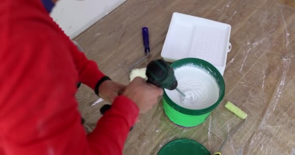 油漆搅拌桶漆工为油漆墙壁准备油漆 优质墙面和天花板油漆 — 图库视频影像