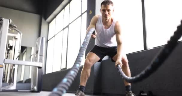Spor Salonunda Iplerle Erkek Antrenmanı Savaş Halatları Kuvvet Eğitimi Kullanımı — Stok video