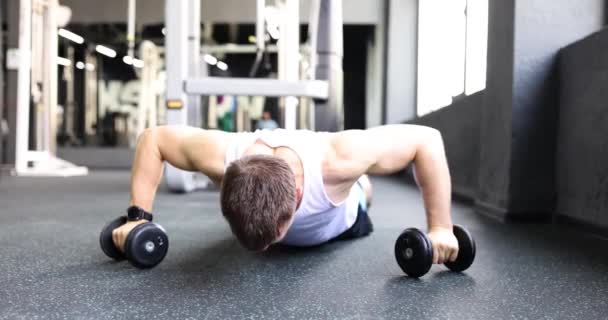Muskulös Man Tränar Golvet Med Hantlar Gymmet Ung Idrottsman Bygga — Stockvideo