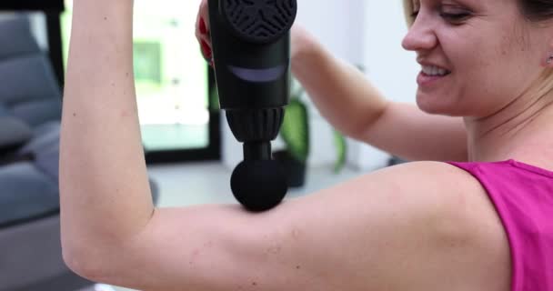 Atletik Kadın Kol Kası Ağrısı Için Masaj Aleti Kullanıyor Vücut — Stok video